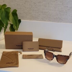 BURBERRY Sunnies  NOVA CHECK-- AUTHENTIC